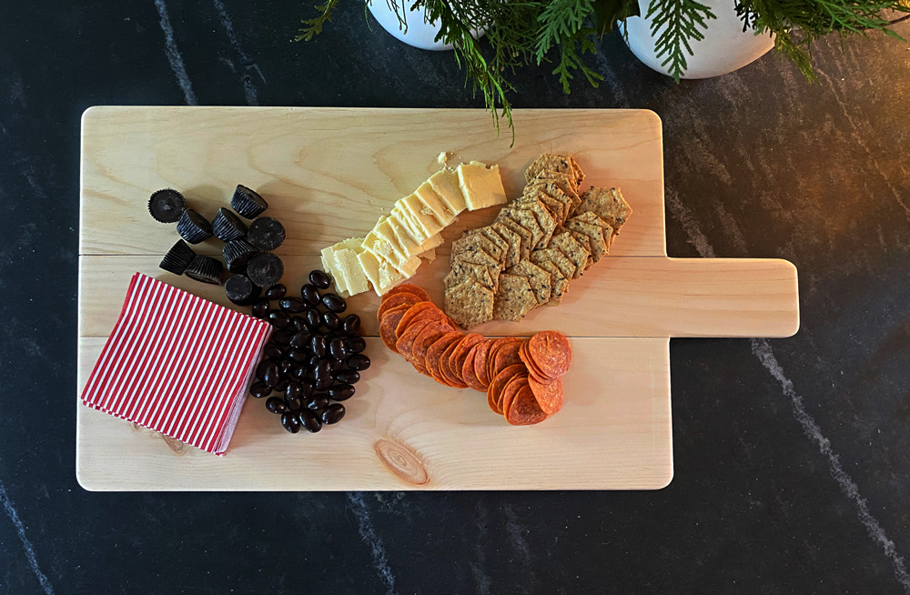 1x Pieced Footed Charcuterie Board